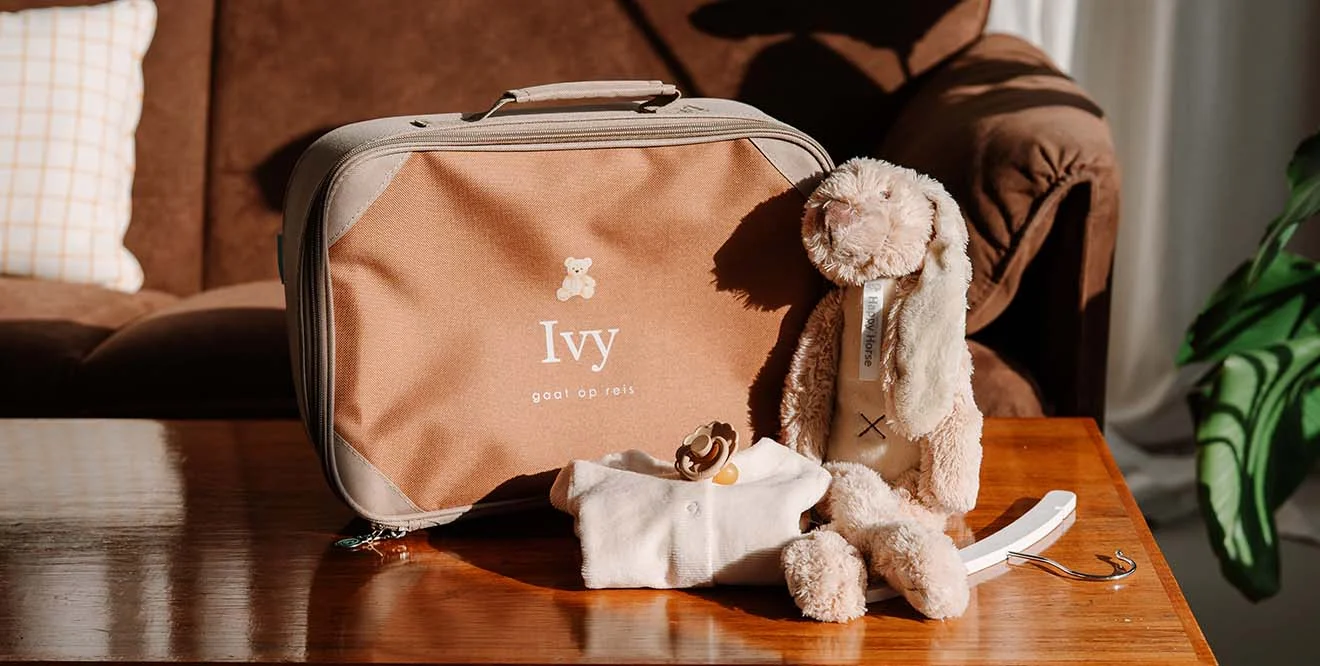 Gepersonaliseerde cadeaus voor kinderen, zoals een rugzak of happy horse knuffel met naam